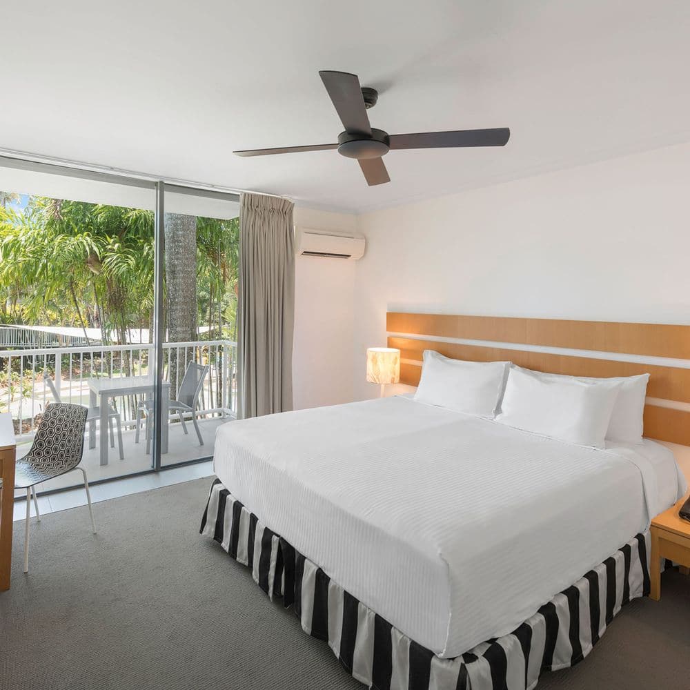 Oaks Port Douglas Resort - Hotel Room Pool View - Bedroom 