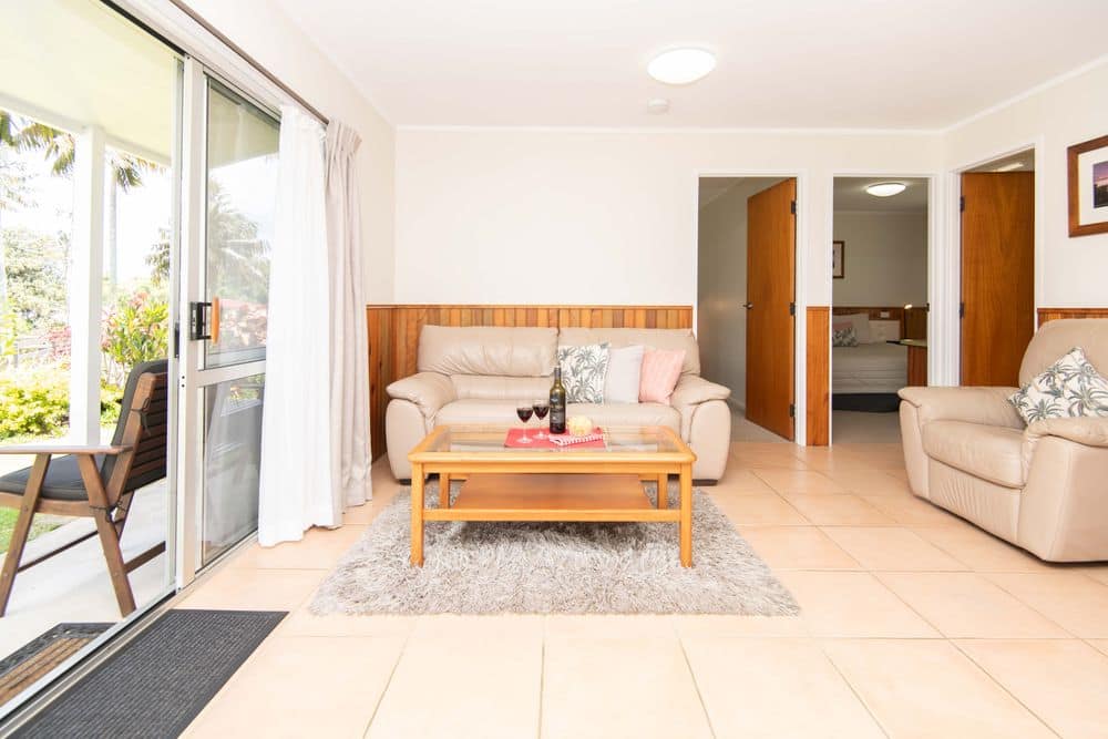 Daydreamer Apartments - Lounge Room - 2 Bedroom Apartment