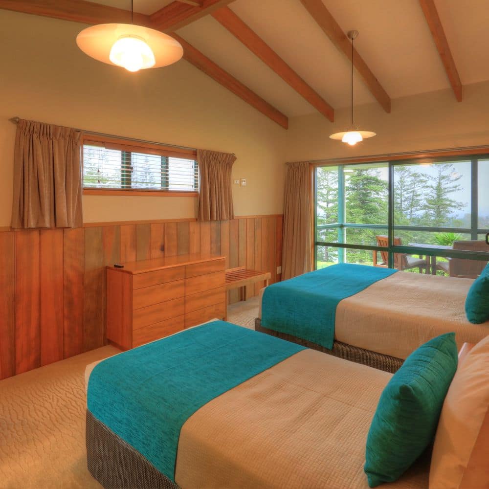 Endeavour Lodge - Bedroom with King Bed & Single Bed