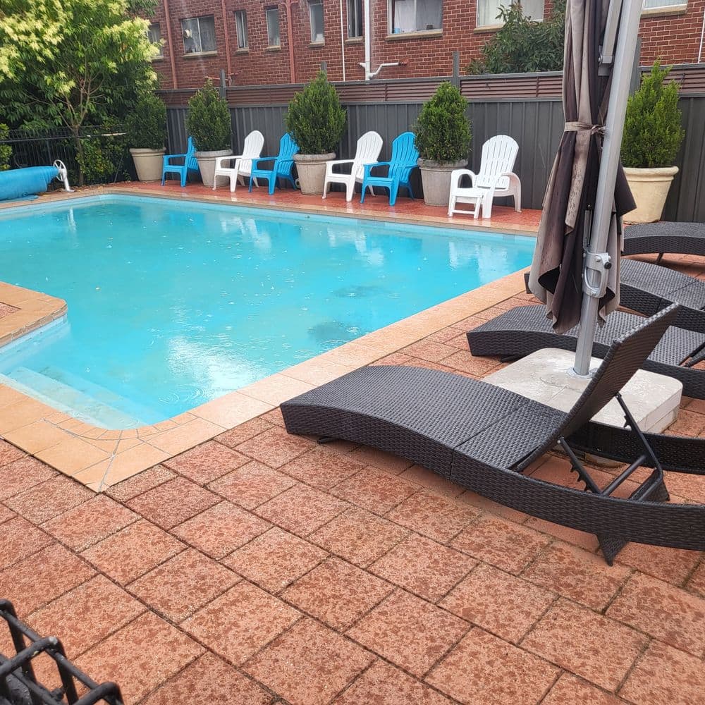 Country Plaza Motel Queanbeyan - Outdoor swimming pool