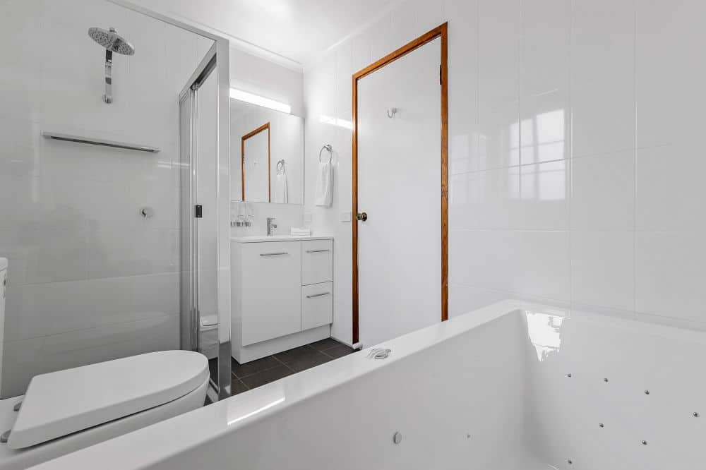 Sapphire Waters Motor Inn - Bathroom with Spa