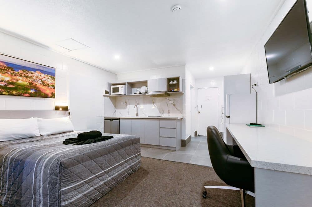 Queen Apartment Queen Bed Kitchen and Desk