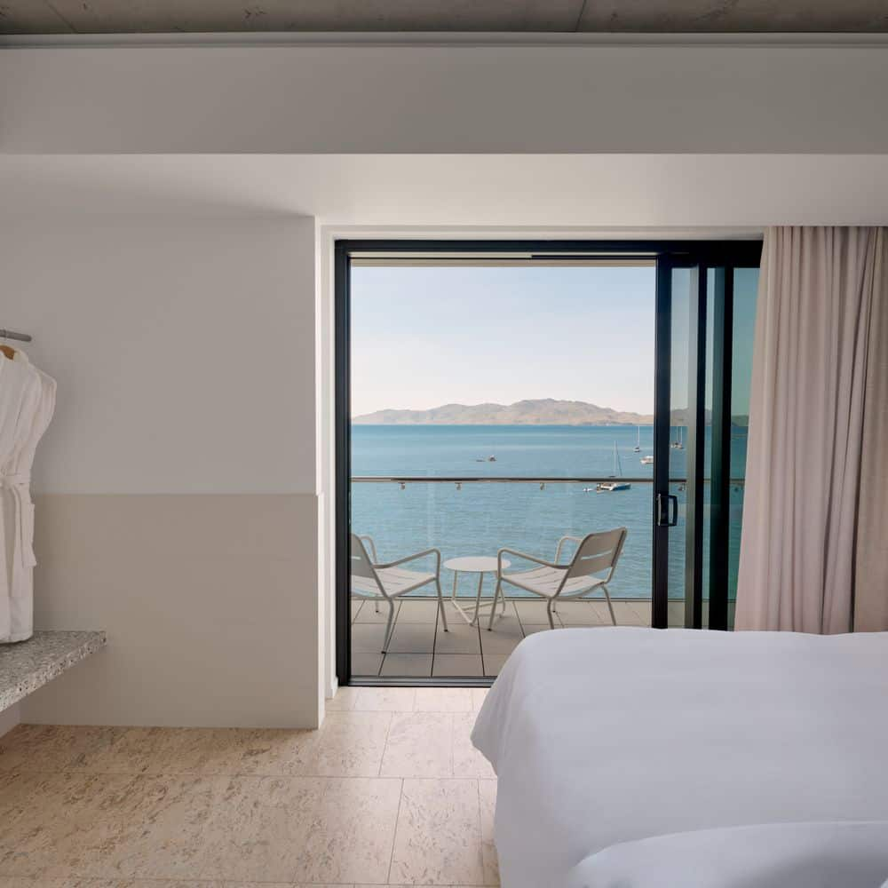 Ardo Hotel - Bedroom with balcony and ocean views