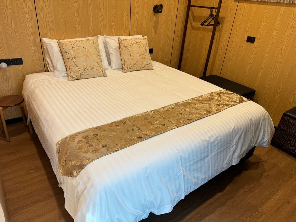 Dandelion Main Bedroom (King bed)