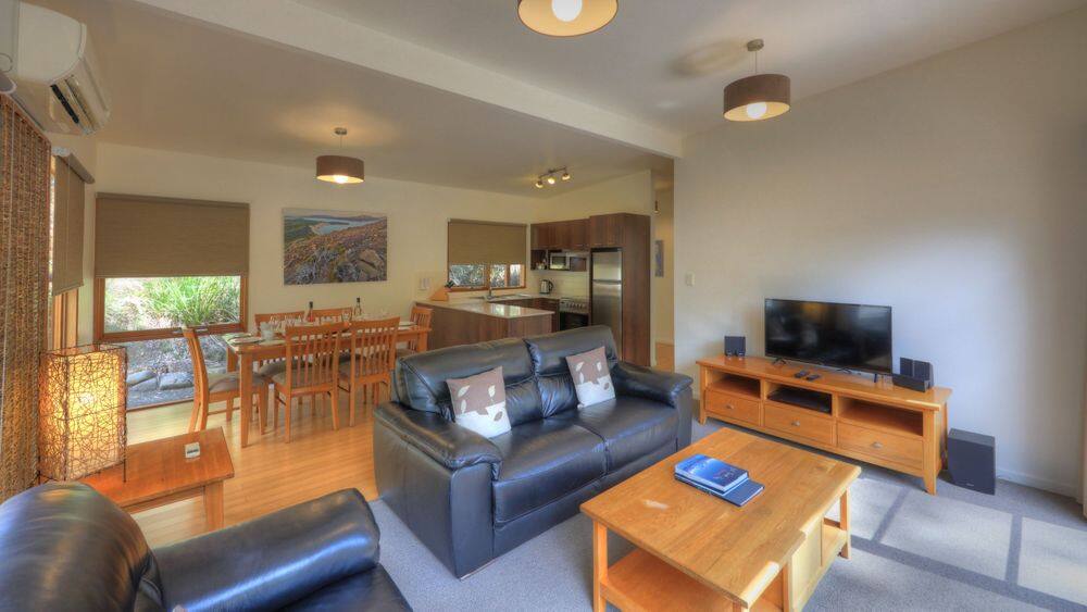 Deluxe Spa Chalet lounge room
