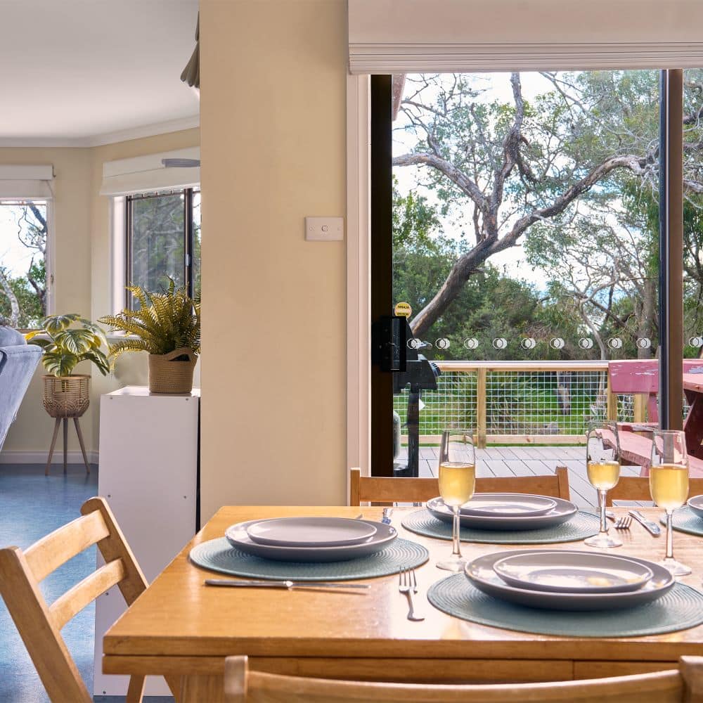 Dining space for 6 adults