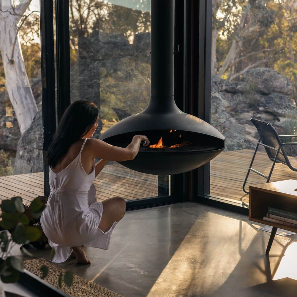 Suspended fireplace