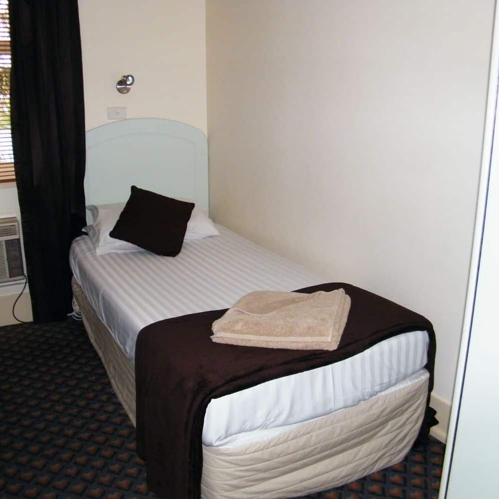 Grand Tasman Hotel - Guest room