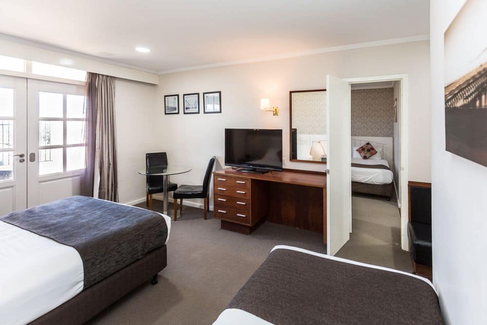 Courtyard Queen and Single interconnecting room