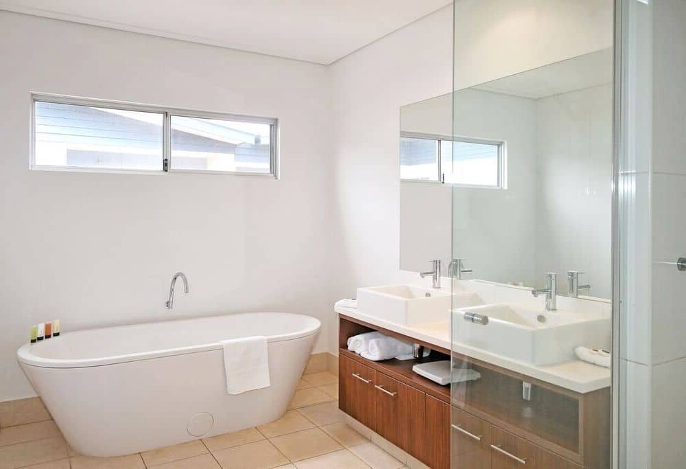 Nesuto Geraldton Apartment Hotel (Formerly Waldorf Geraldton Serviced Apartments) - 3 Bedroom Apartment Bathroom