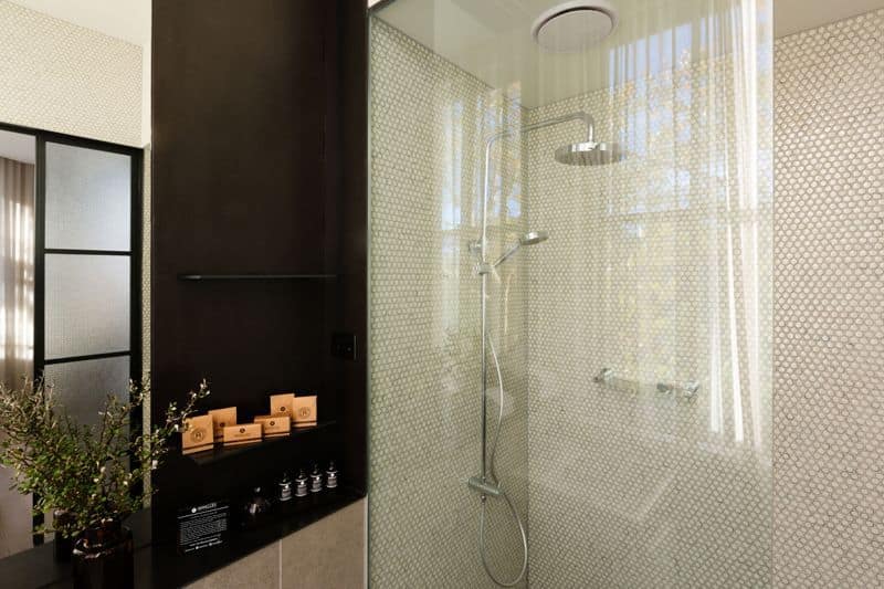 Coppersmith Hotel king room shower