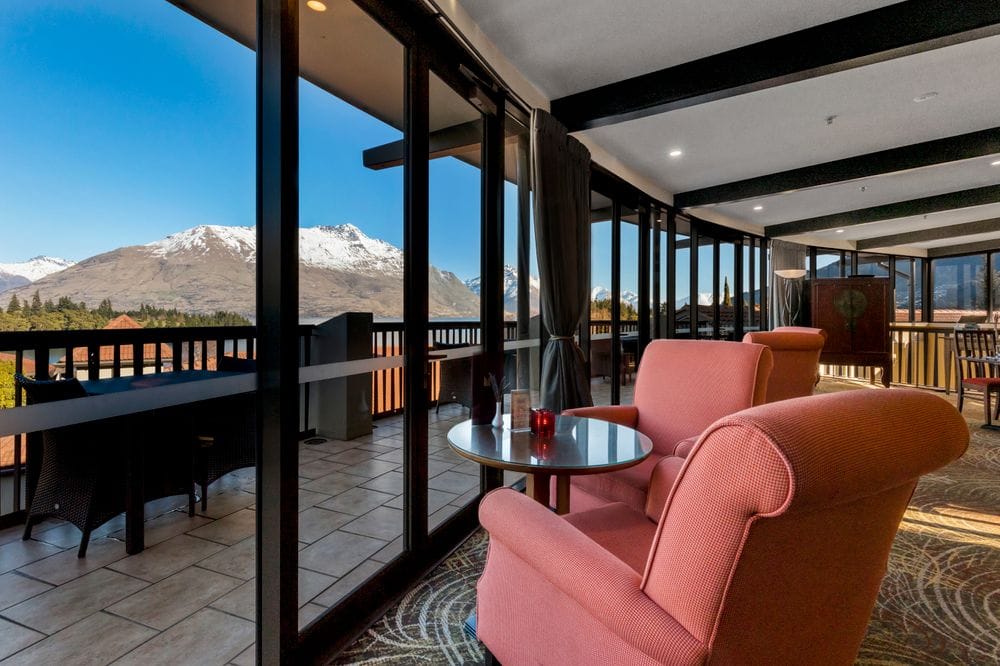 Copthorne Hotel and Resort Queenstown Lakefront - Bar & View