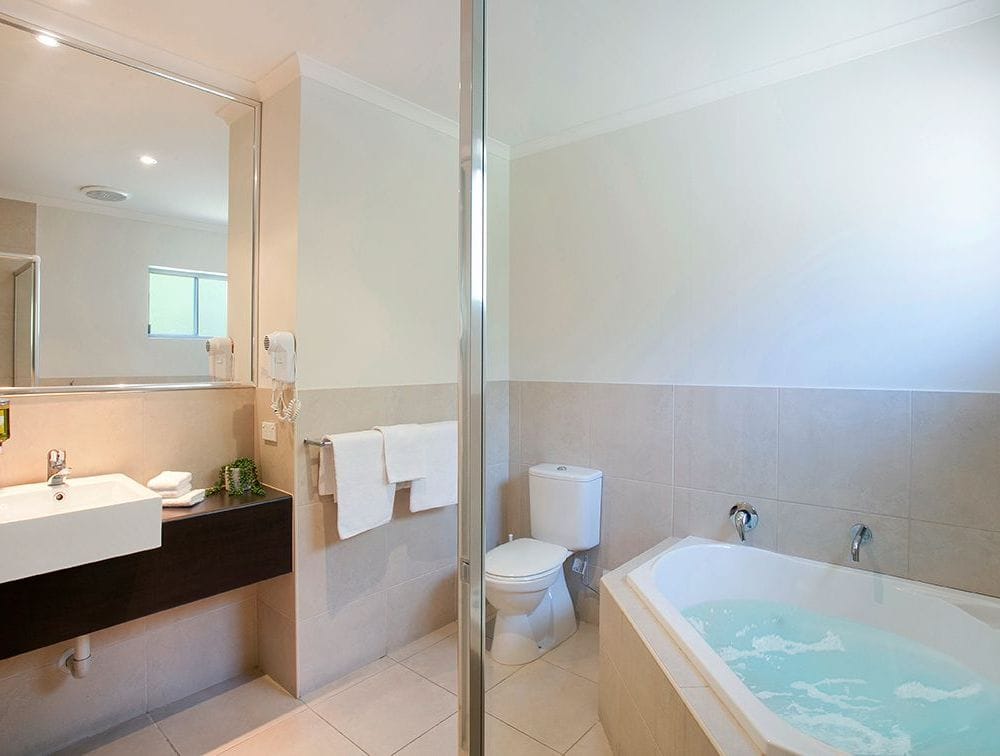 Noosa Heads Motel - King Room Spa