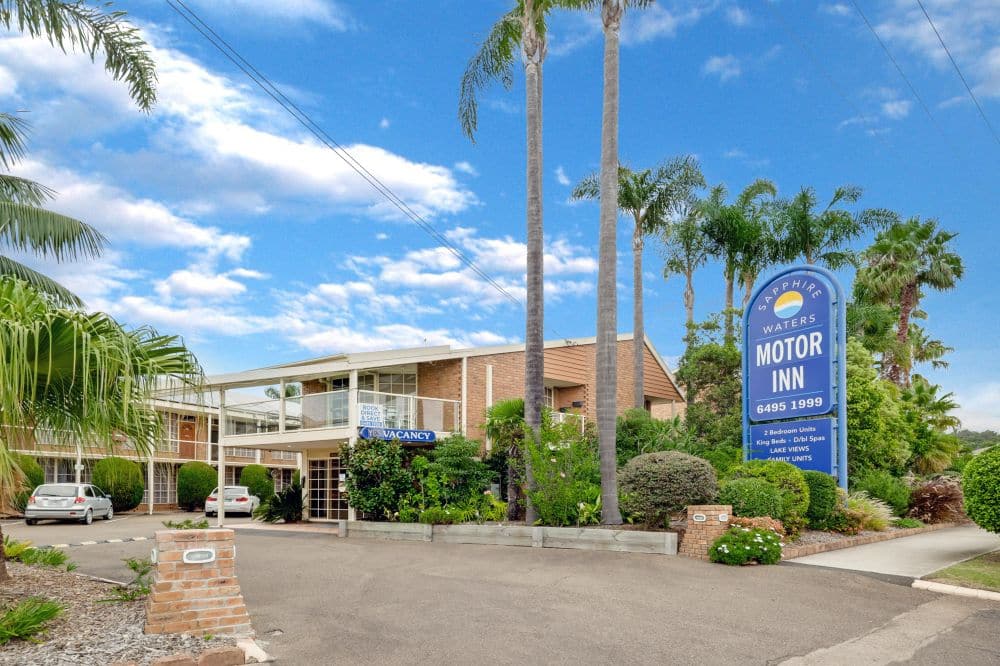Sapphire Waters Motor Inn - Entrance 