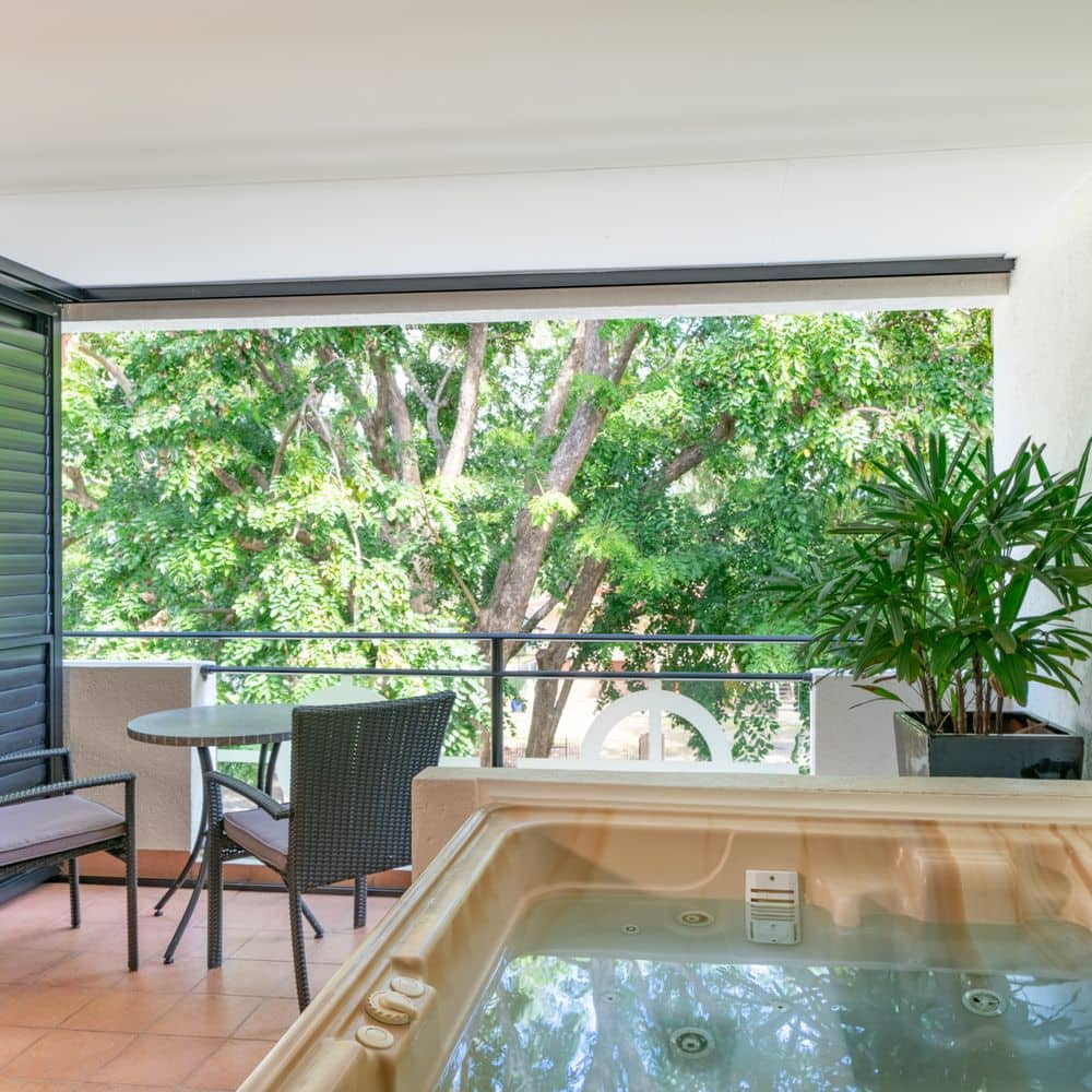 Jacuzzi with privacy screens