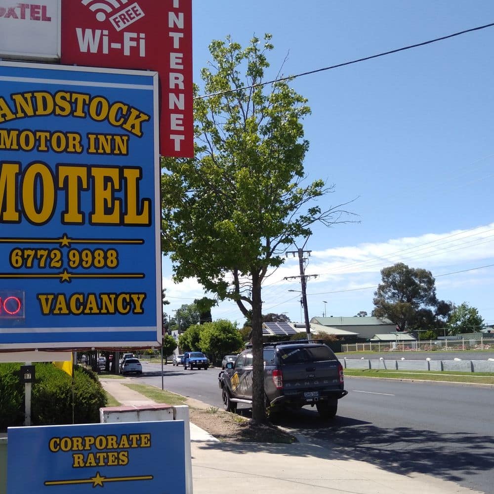 Sandstock Motor Inn - Front of property sign 