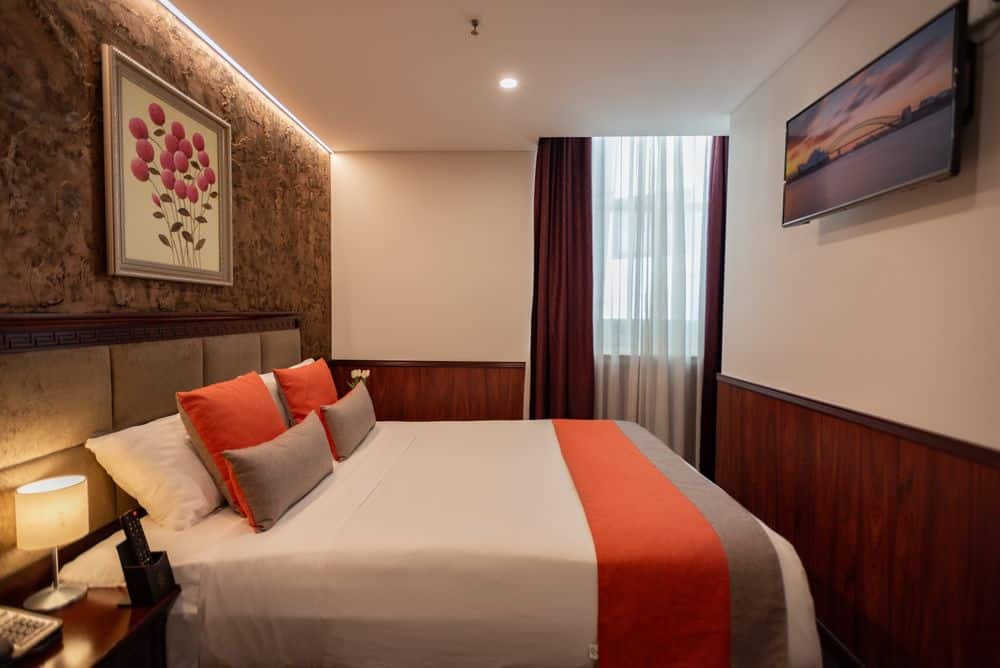 Queen room