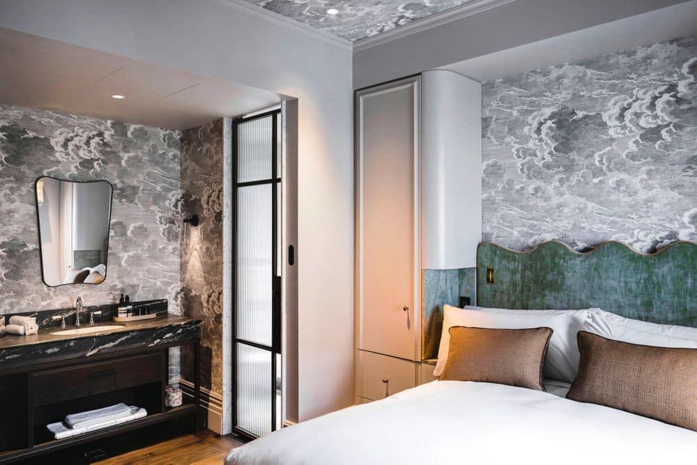 Queen Studio - Bedroom and bathroom