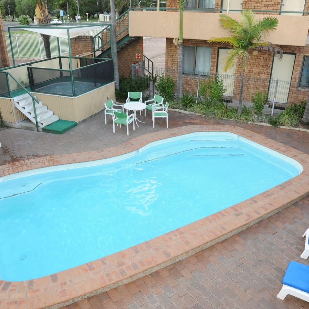 Outdoor cold salt pool & heated Jacuzzi