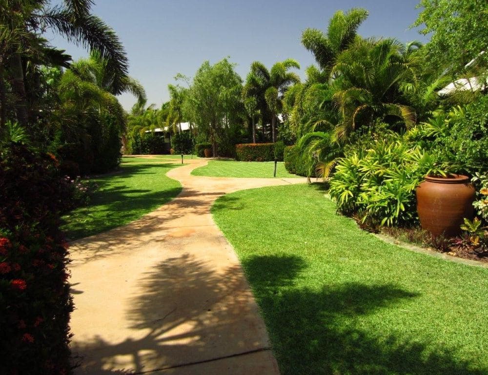 Cocos Beach Bungalows - Secluded tropical garden setting