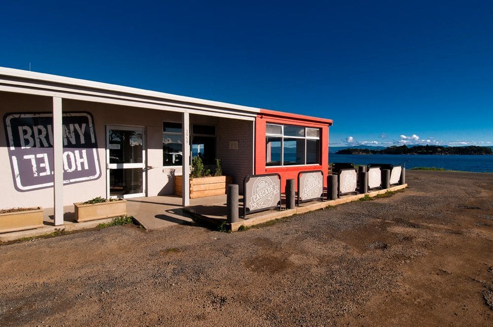 Hotel Bruny - 5 mins away, great meals +bottleshop