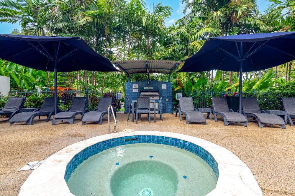 Meridian Port Douglas - Hot tub / BBQ area