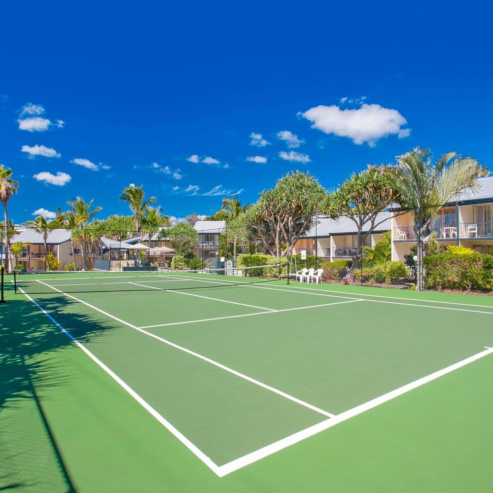 Beach Breakers Resort - Full size tennis court