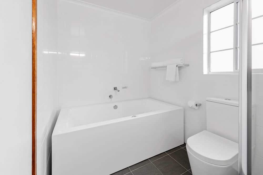 Sapphire Waters Motor Inn - Bathroom with Spa