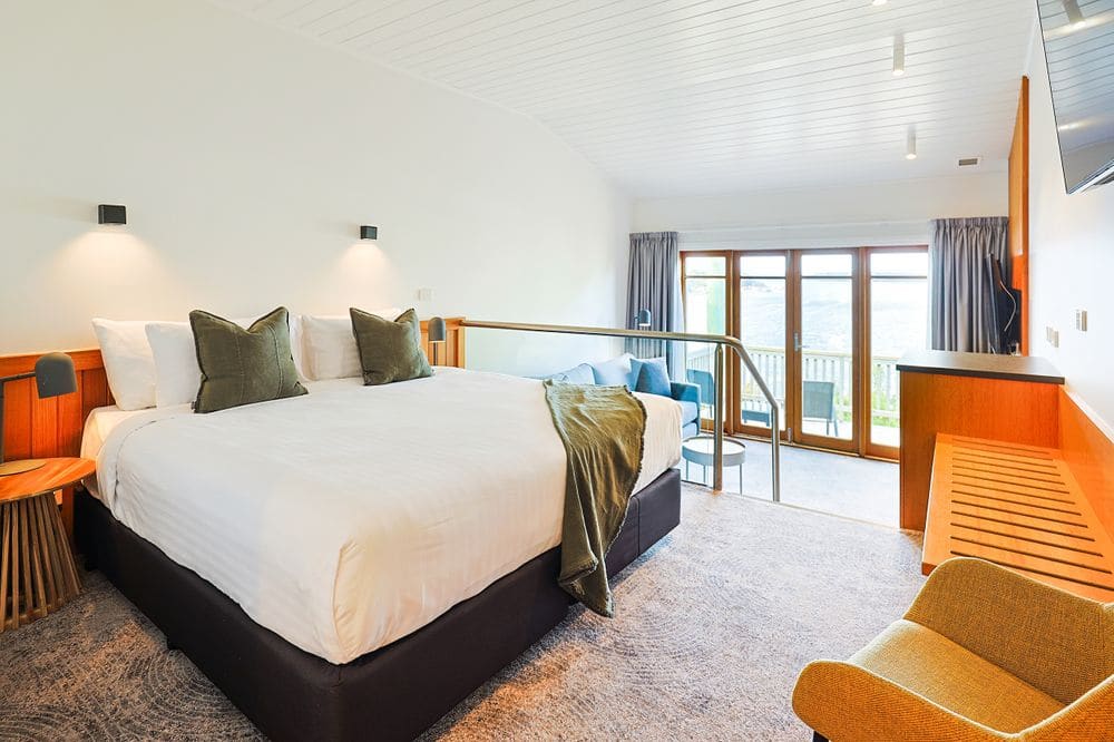 Strahan Village - Premium Harbour View Room | Bedroom 