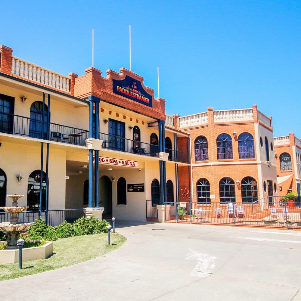 Albury Paddlesteamer Motel - Motel entrance by day